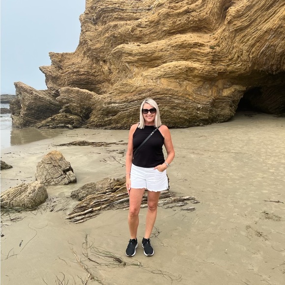 Meet your Poshers, Deb ‘n Avery! - Picture 2 of 4